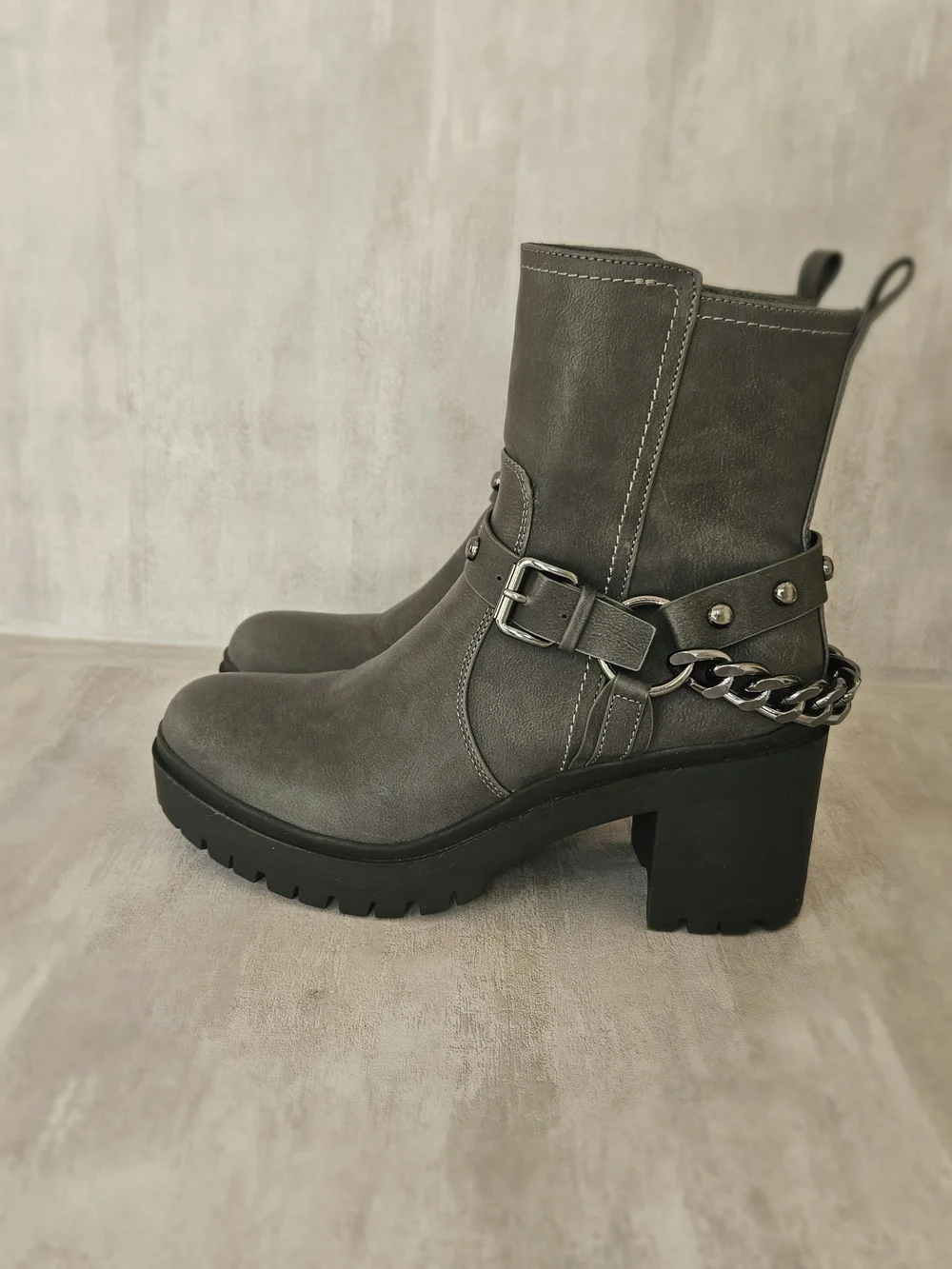 ​Nine West Grey Ankle Boots Chain & Stud Strap Chunky Heel Lug Sole Sz 8.5 M